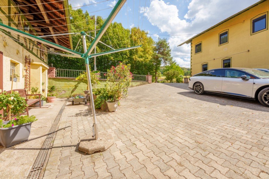 Vor Scheune Zweifamilienhaus Reichelsheim