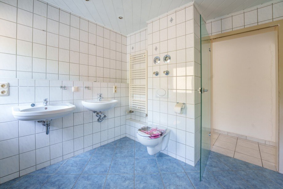 Badezimmer OG andrer Seite Zweifamilienhaus Reichelsheim