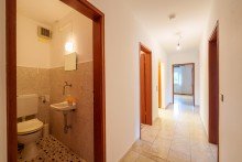 Flur richtung Schlazimmer Top-Gelegenheit in Heppenheim: 4-Zimmer-ETW im sanierten Hochhaus, innen mit Potenzial!