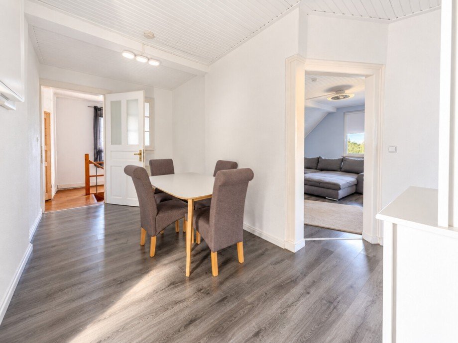 Eingangsbereich mit Blick ins Wohnzimmer KI bereinigt Etagenwohnung Laudenbach