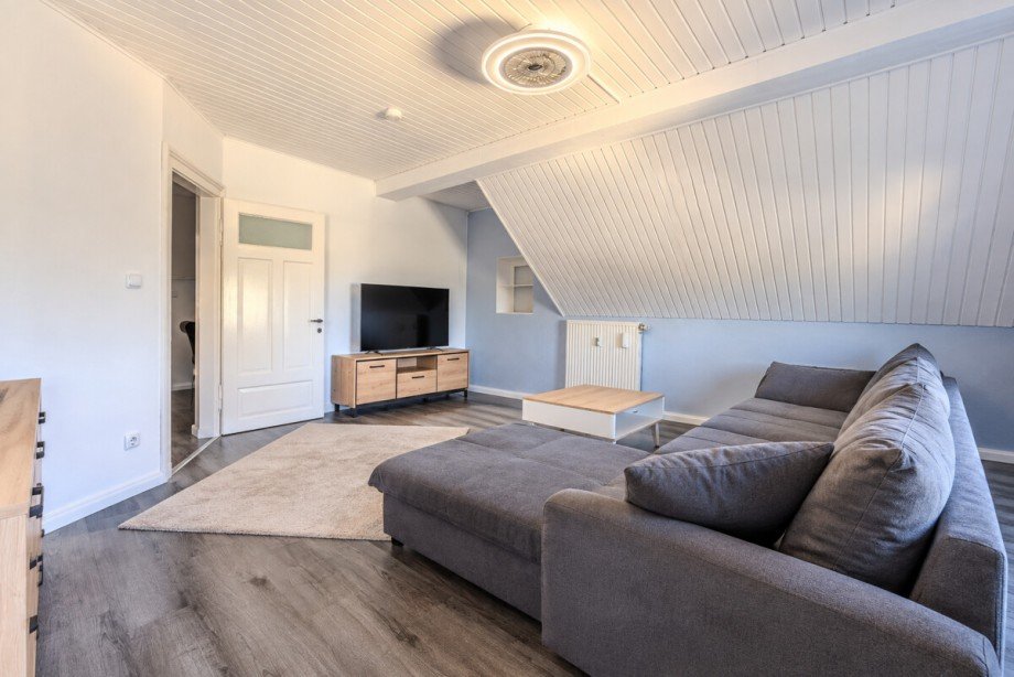 Wohnzimmer 1 OG andere Seite KI bereinigt Etagenwohnung Laudenbach