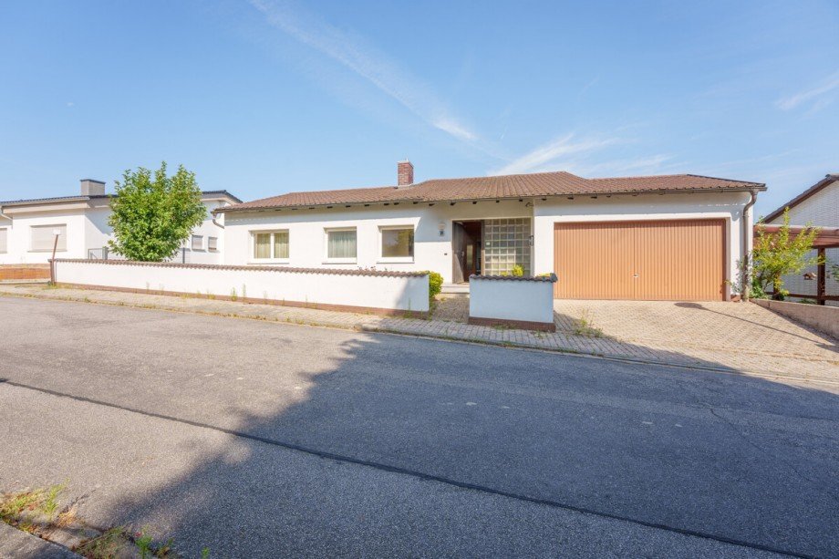 Strassenansicht Zweifamilienhaus M�rlenbach