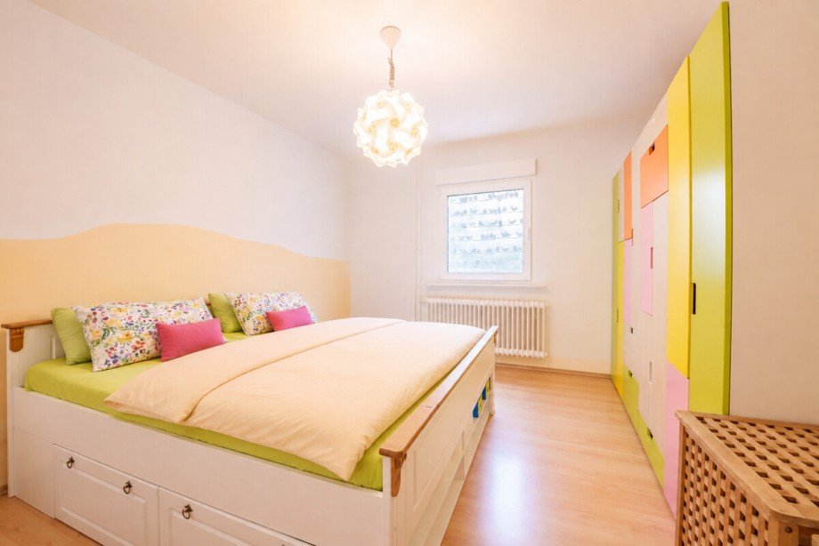 Schlafzimmer EG KI-optimiert Zweifamilienhaus Lindenfels