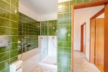 Badezimmer mit Dusche und Wanne Top-Gelegenheit in Heppenheim: 4-Zimmer-ETW im sanierten Hochhaus, innen mit Potenzial!