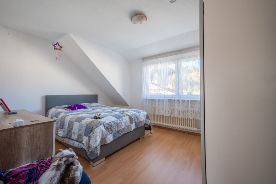 Schlafzimmer DG rechts Mehrfamilienhaus Grasellenbach / Wahlen