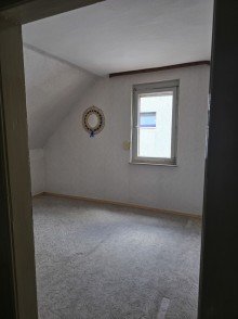 OG Zimmer links (2) Zeitreise mit Potenzial - Charmantes Bauernhaus mit Scheune, Innenhof und Geschichte