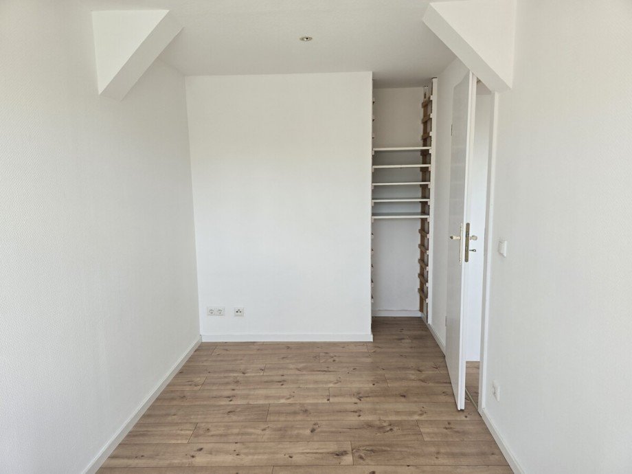 Kleines Zimmer mit kleiner Niesche hinter der T�r Dachgeschosswohnung Lindenfels