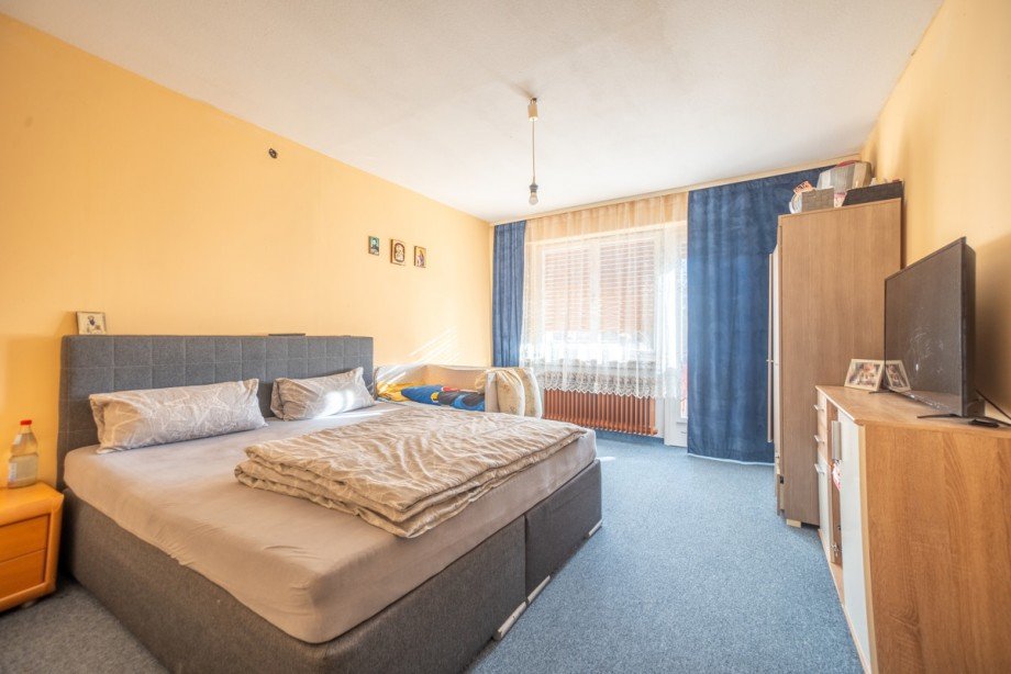 Schlafzimmer EG links Mehrfamilienhaus Grasellenbach / Wahlen