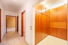 Schrankzimmer richtung Eingang Top-Gelegenheit in Heppenheim: 4-Zimmer-ETW im sanierten Hochhaus, innen mit Potenzial!