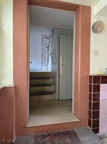 EG Eingang Treppenhaus Zeitreise mit Potenzial - Charmantes Bauernhaus mit Scheune, Innenhof und Geschichte