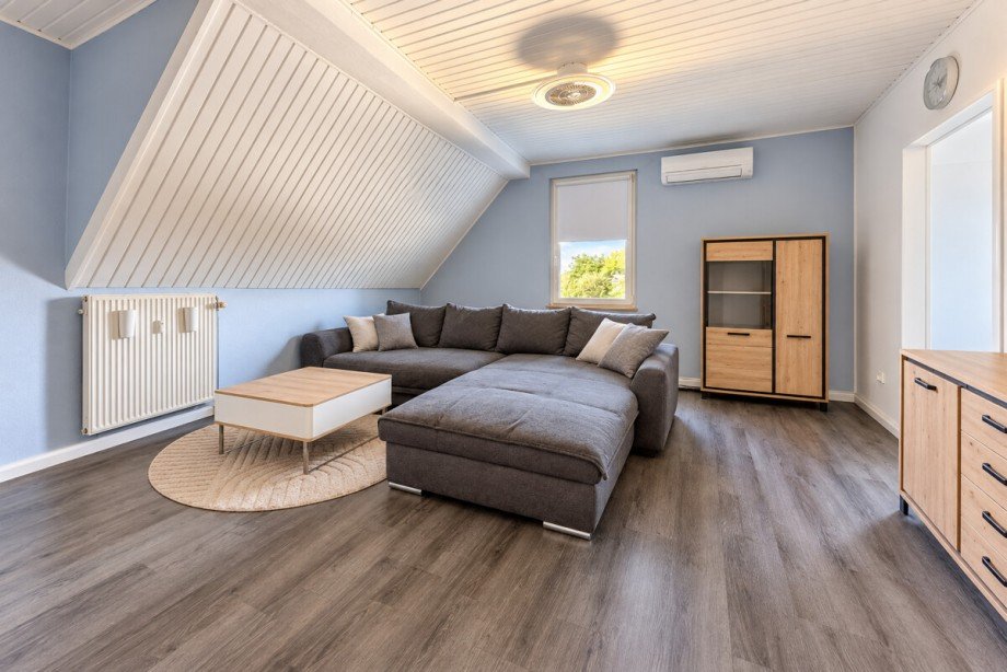 Wohnzimmer 1 OG KI bereinigt Etagenwohnung Laudenbach