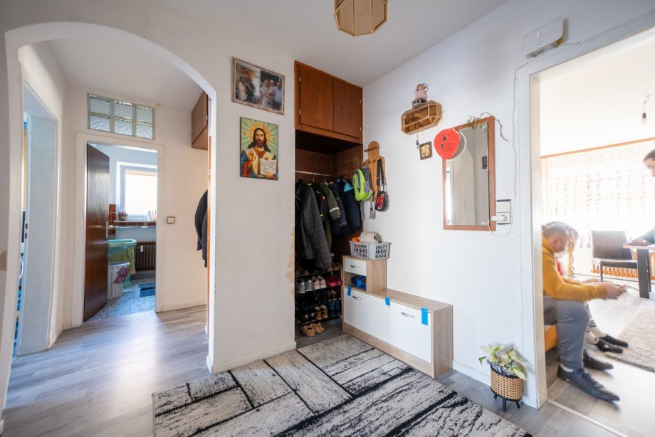 Flur EG links Mehrfamilienhaus Grasellenbach / Wahlen