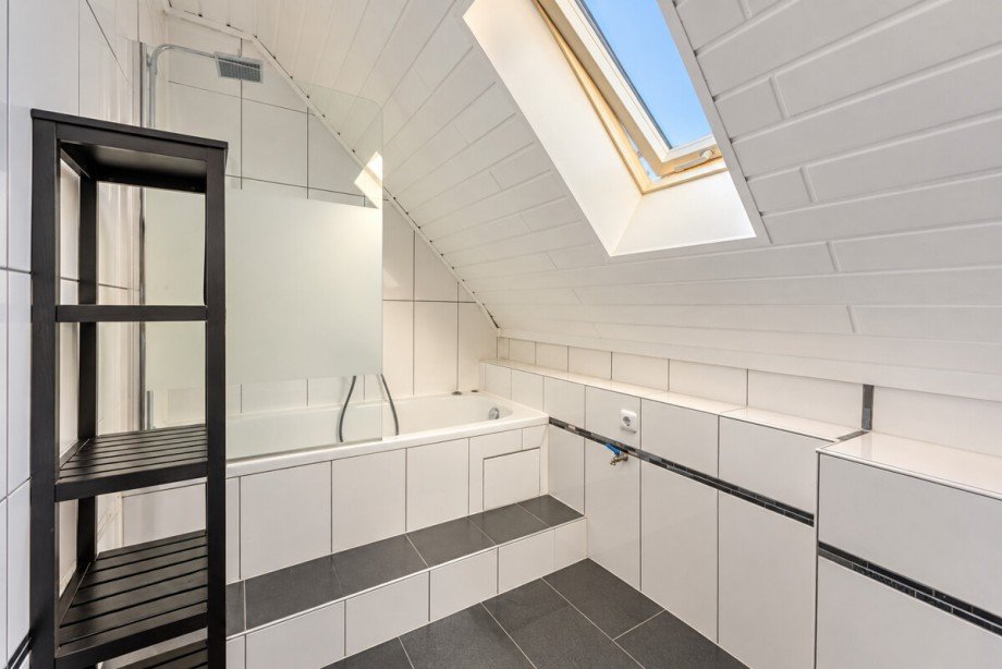 Helles Badezimmer im 1 OG mit Badewanne mit KI bereinigt Etagenwohnung Laudenbach