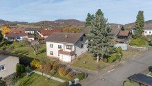 Seitliche Ansicht Haus mit Charakter und Entwicklungschance - in idyllischer Lage von F�rth