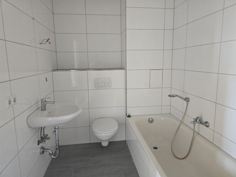 Modern gefliestes Badezimmer mit Wanne und Dusche Dachgeschosswohnung Lindenfels