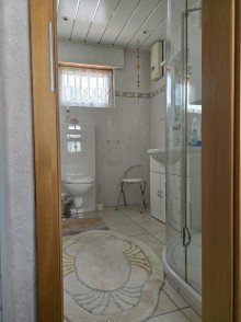 Zwischenetage Duschbad Zeitreise mit Potenzial - Charmantes Bauernhaus mit Scheune, Innenhof und Geschichte