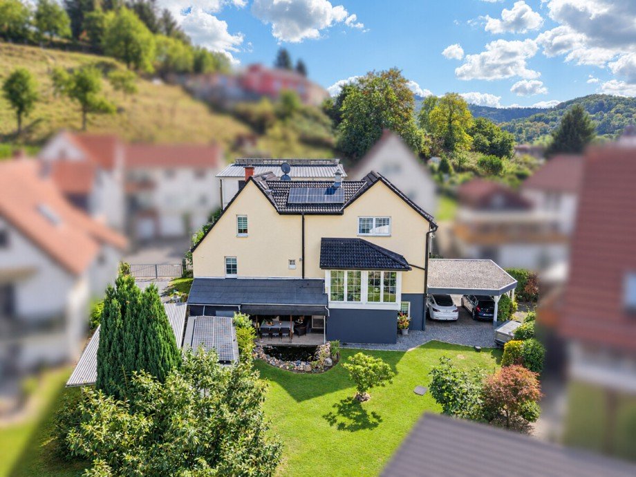 R�ckansicht mit Solardach und Garten digital weichgezeichnet in der Nachbarschaft Einfamilienhaus Lautertal