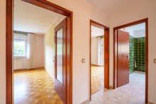Flur in richtung schlafzimmer und Bad Top-Gelegenheit in Heppenheim: 4-Zimmer-ETW im sanierten Hochhaus, innen mit Potenzial!