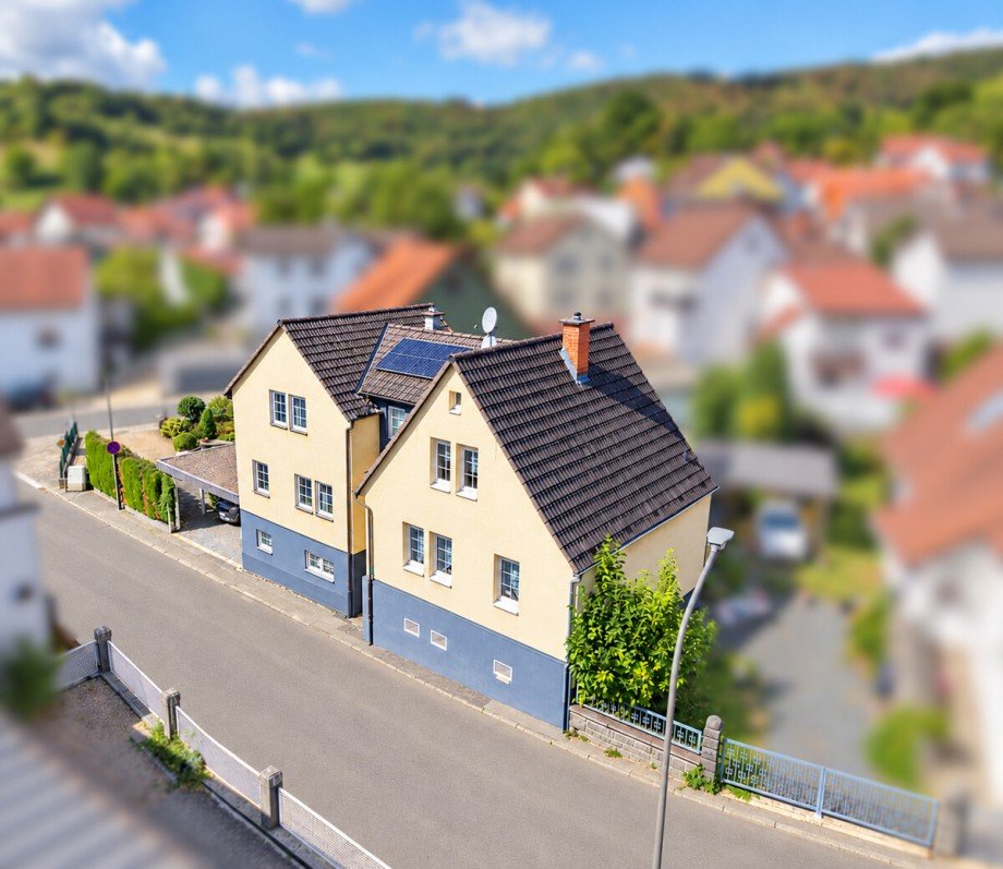 Luftaufnahme mit Solaranlage weichreduschiert in der Nachbarschafte Einfamilienhaus Lautertal