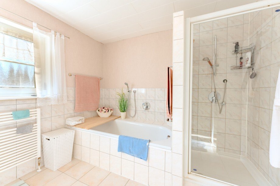 Bad mit Wanne und Dusche Doppelhaush�lfte Heddesheim