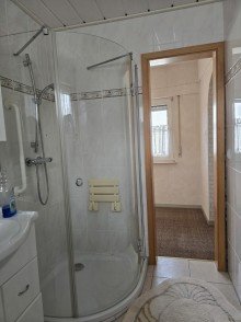 Zwischenetage Duschbad (2) Zeitreise mit Potenzial - Charmantes Bauernhaus mit Scheune, Innenhof und Geschichte