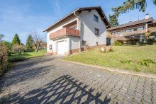 Eifahrt zur Garage Haus mit Charakter und Entwicklungschance - in idyllischer Lage von F�rth