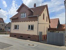 Aussenansicht von Osten Zeitreise mit Potenzial - Charmantes Bauernhaus mit Scheune, Innenhof und Geschichte