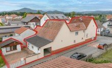 Ansicht mit Schuppen und Stellplatz Zeitreise mit Potenzial - Charmantes Bauernhaus mit Scheune, Innenhof und Geschichte