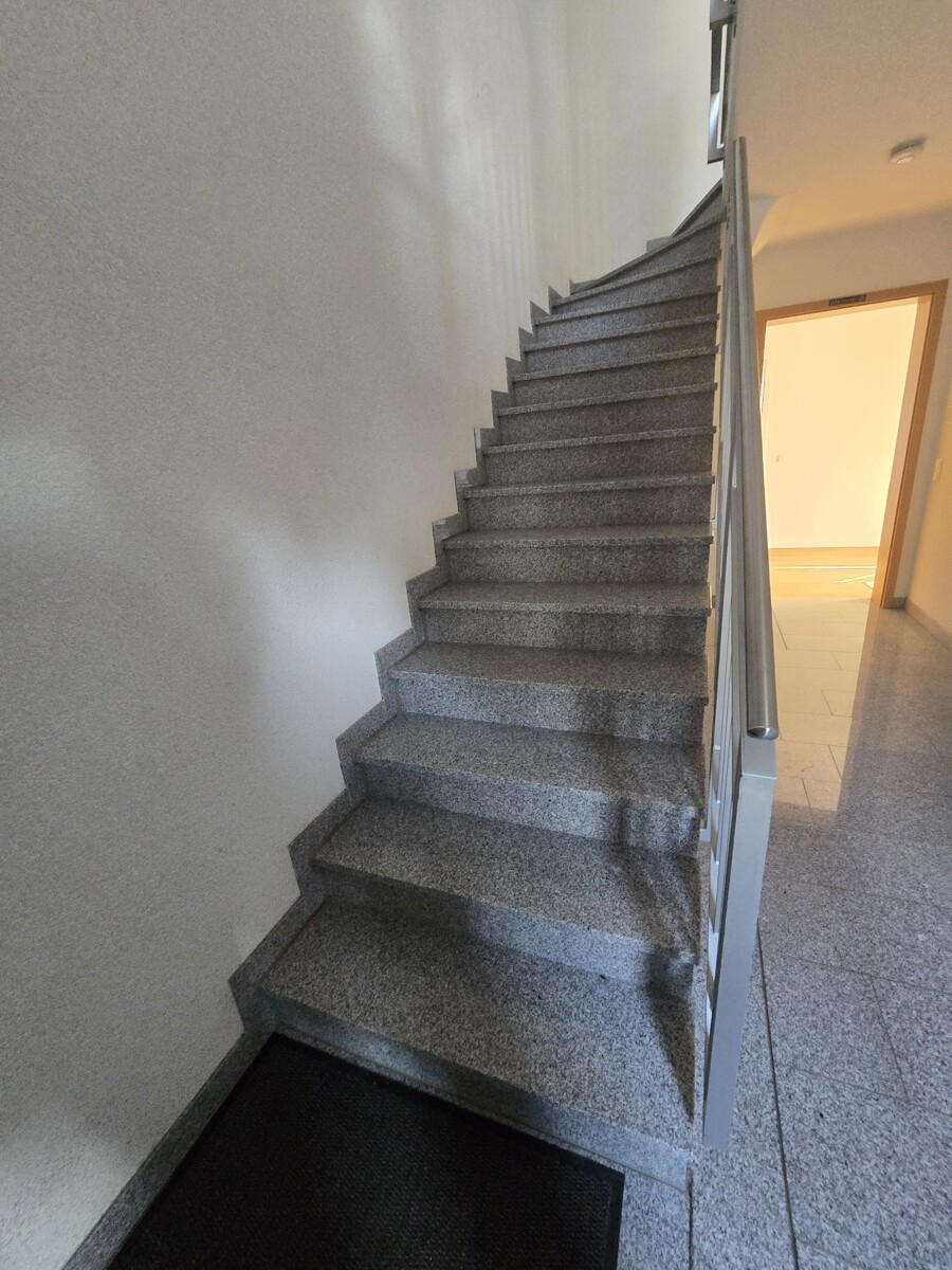 Treppe nach Oben Etagenwohnung Bensheim