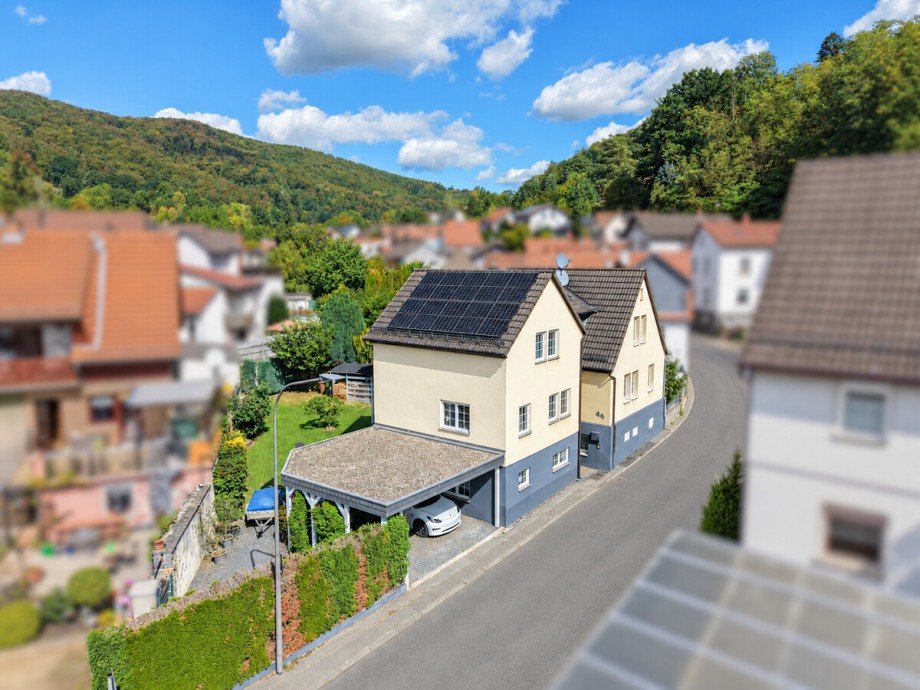 Luftaufnahme mit Solatechnik weichreduschiert in der Nachbarschaft Einfamilienhaus Lautertal