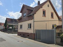 Aussenansicht von Osten (2) Zeitreise mit Potenzial - Charmantes Bauernhaus mit Scheune, Innenhof und Geschichte